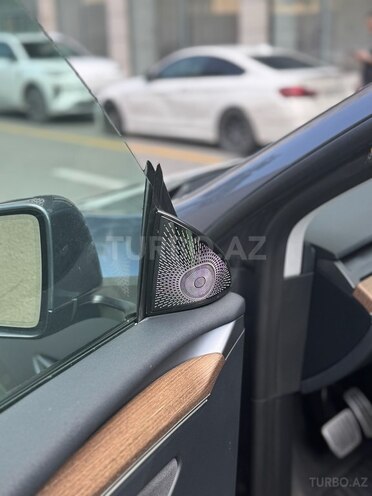 Tesla Model Y-12