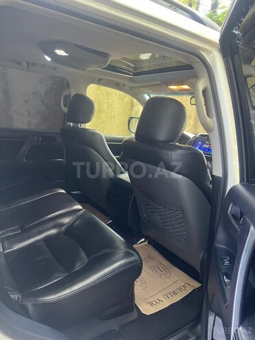Toyota Land Cruiser-9