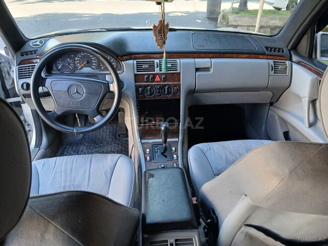 Mercedes E 230-3