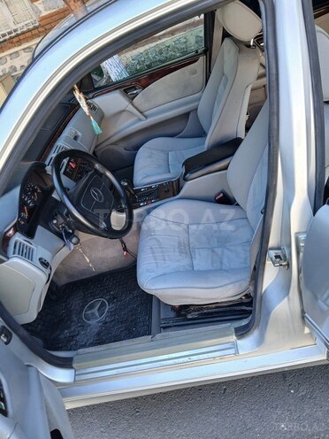 Mercedes E 230-4