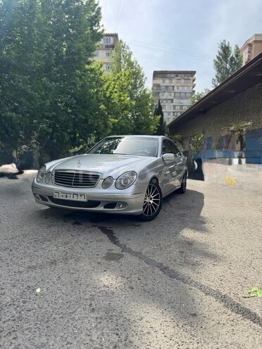 Mercedes E 320-1