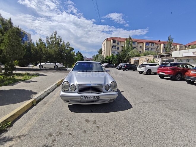 Mercedes E 240-1