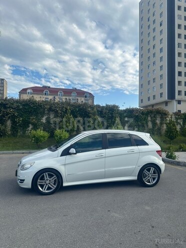Mercedes B 180-4