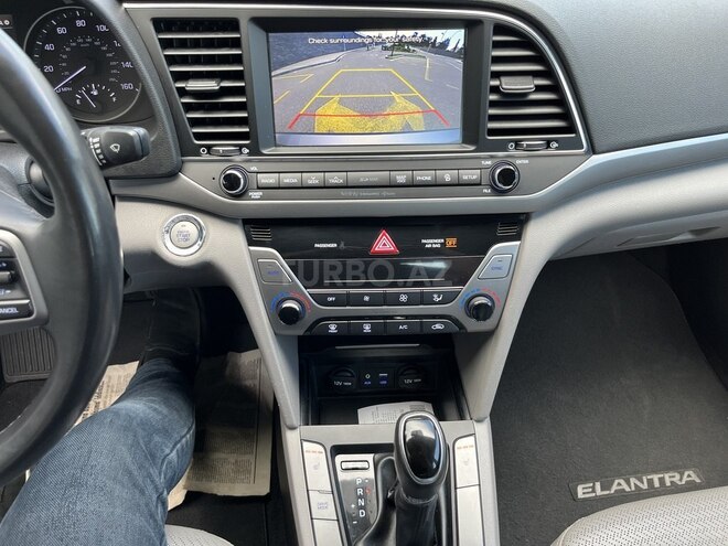 Hyundai Elantra-11