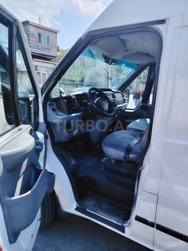 Ford Transit-9
