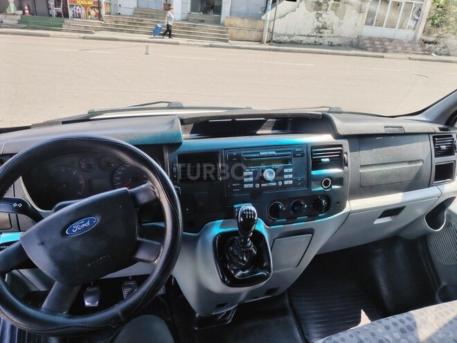 Ford Transit-10