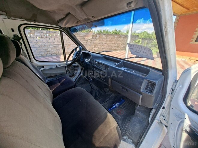 Ford Transit-9