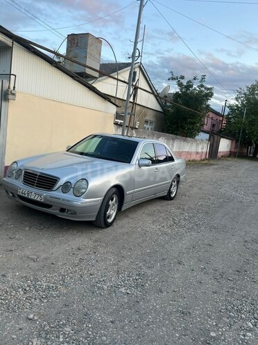 Mercedes E 270-6