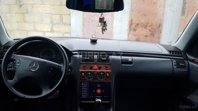 Mercedes E 270-9