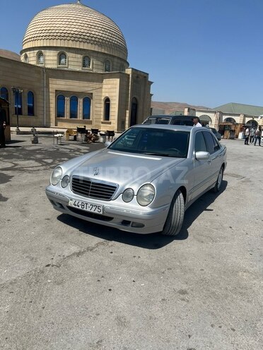 Mercedes E 270-1