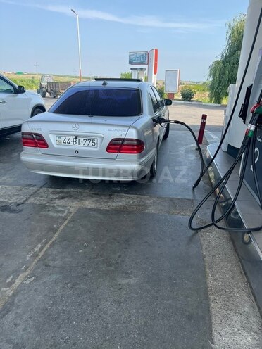 Mercedes E 270-8