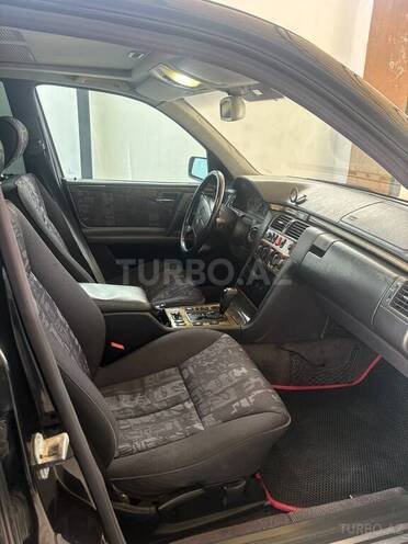 Mercedes E 240-6