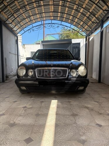 Mercedes E 240-1