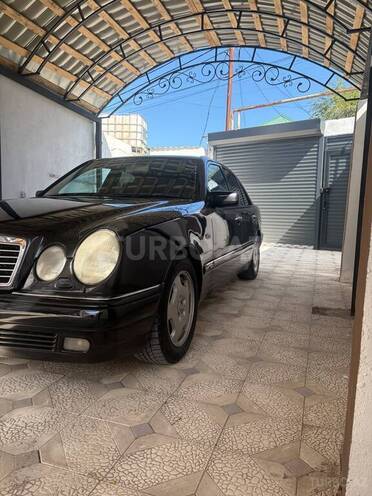 Mercedes E 240-4