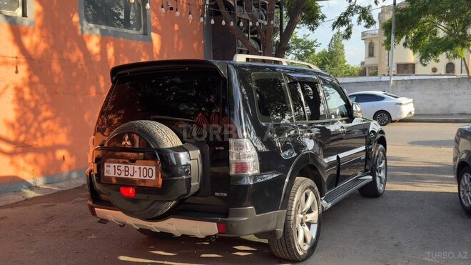 Mitsubishi Pajero-4