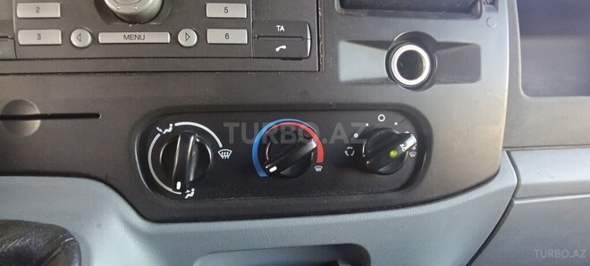 Ford Transit-13