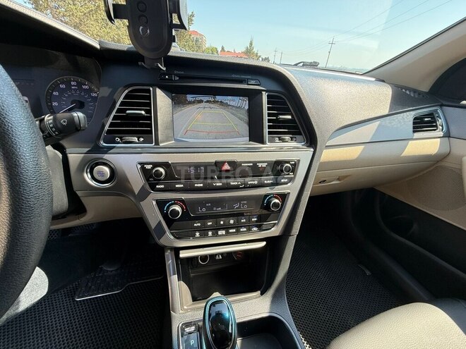 Hyundai Sonata-12