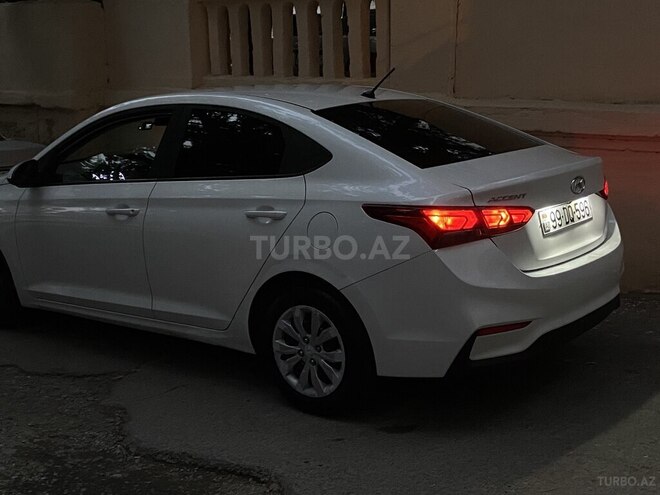 Hyundai Accent-12