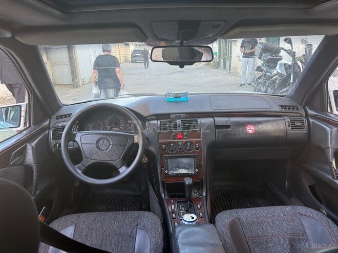 Mercedes E 300-5