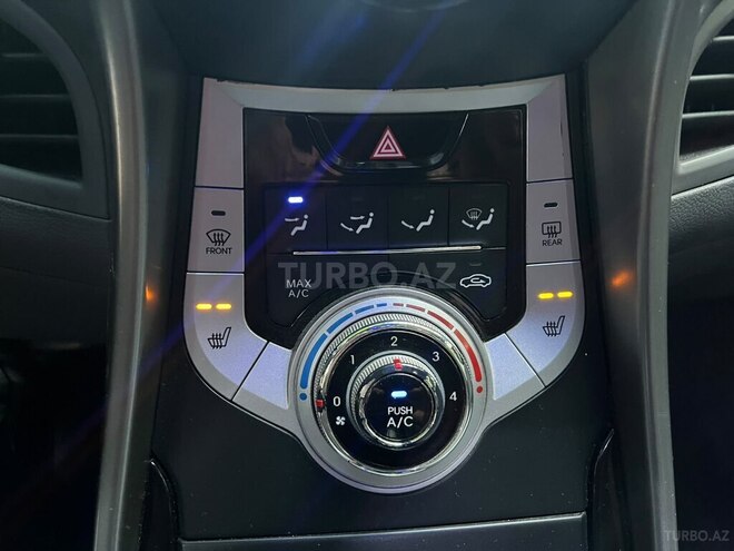 Hyundai Elantra-16