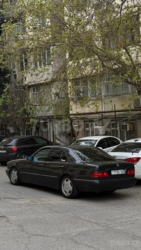 Mercedes E 230-6