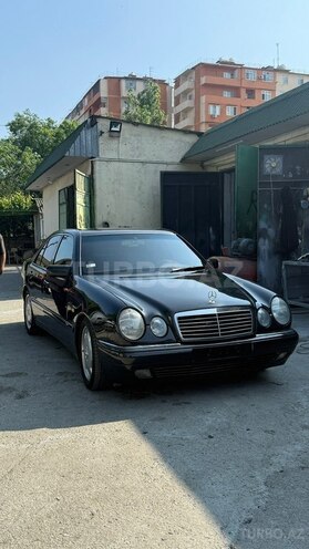 Mercedes E 230-1