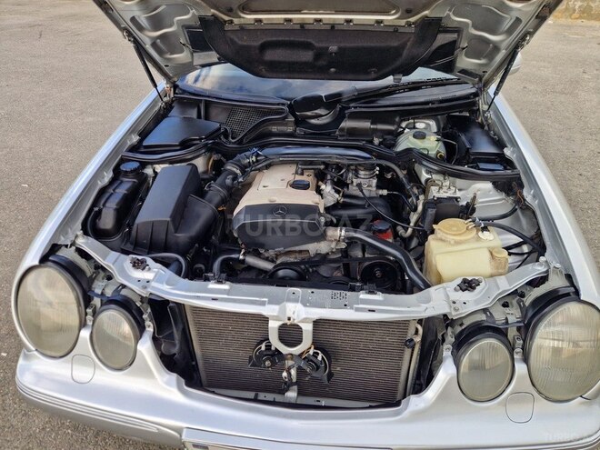 Mercedes E 200-11