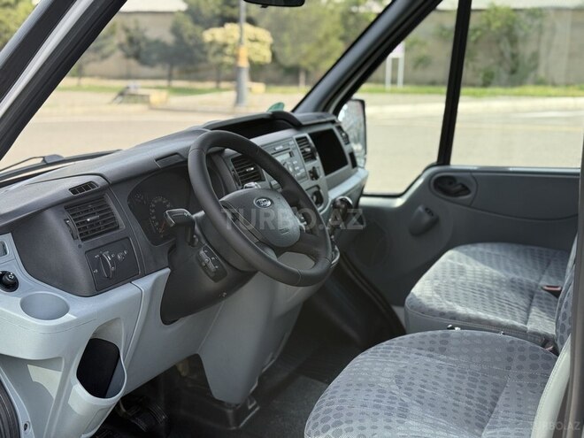 Ford Transit-12