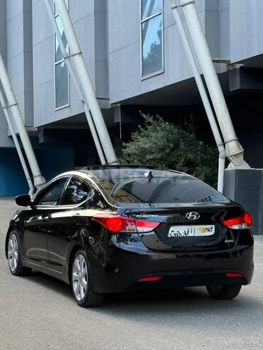 Hyundai Elantra-4