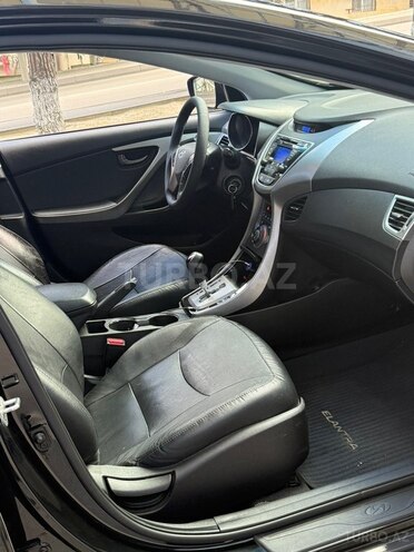 Hyundai Elantra-13