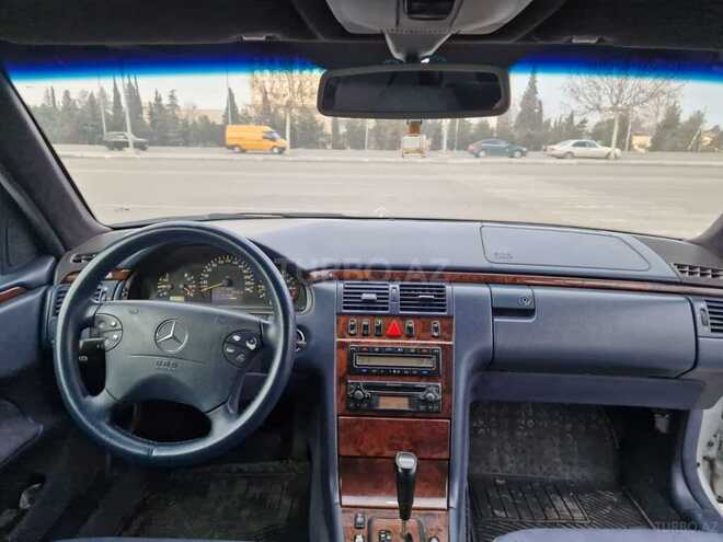 Mercedes E 240-4