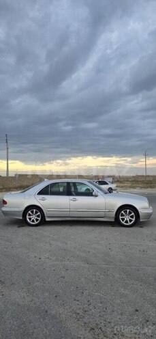 Mercedes E 240-5