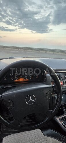 Mercedes E 240-19