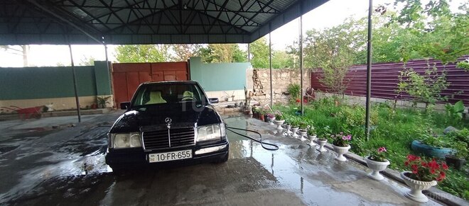 Mercedes 230 E-1