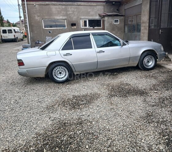 Mercedes 200 E-2