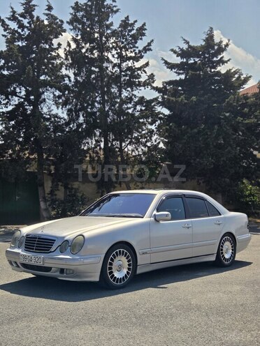 Mercedes E 320-1