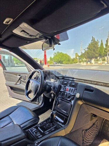 Mercedes E 320-11
