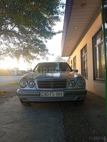 Mercedes E 230-1