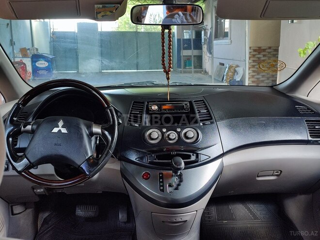 Mitsubishi Grandis-4