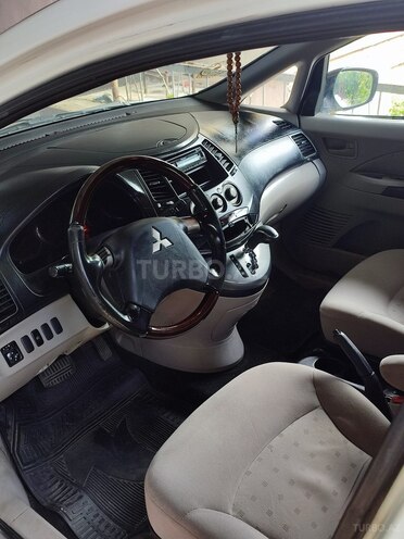Mitsubishi Grandis-5