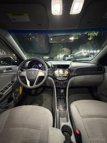 Hyundai Accent-12