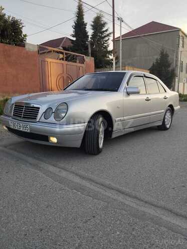 Mercedes E 240-1