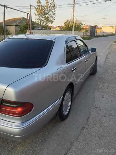 Mercedes E 240-8
