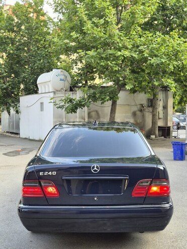 Mercedes E 240-3