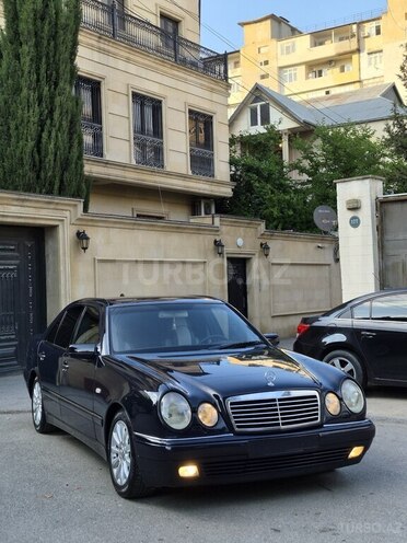 Mercedes E 240-1
