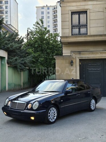 Mercedes E 240-4