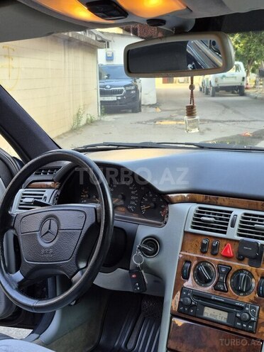 Mercedes E 240-11