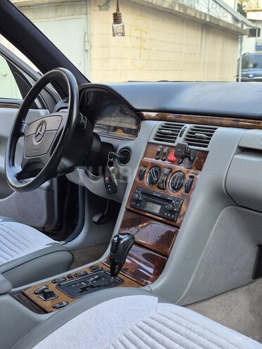 Mercedes E 240-12
