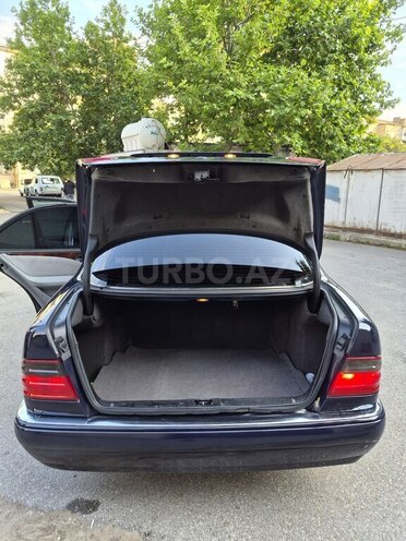 Mercedes E 240-13