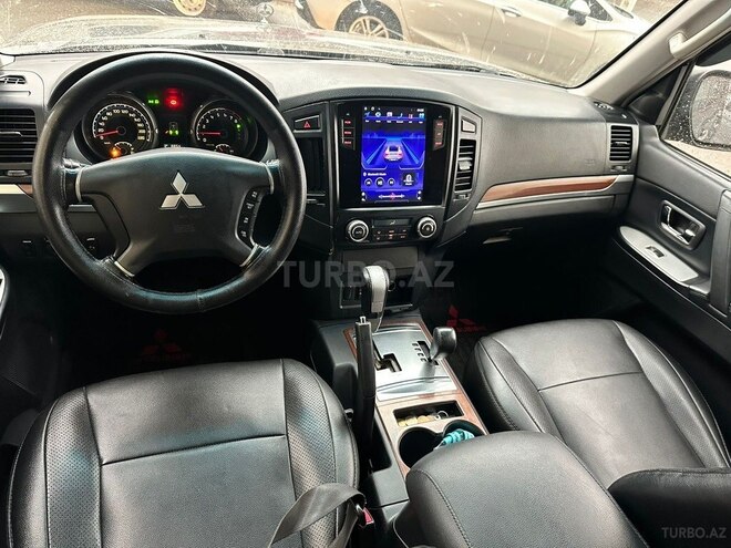 Mitsubishi Pajero-4